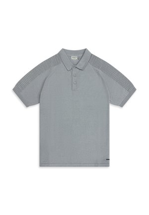 Világosszürke rövid ujjú galléros póló bordázott részletekkel a vállaknál és ujjaknál, háromgombos záródással és egy kis márkajelzéssel a szegély közelében.