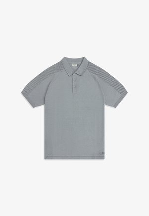 Helehall lühikeste varrukate ja õlgade ning varrukate soonikkoes detailidega polo särk, kolmekohaline nööbitav plokk ja väike kaubamärgi silt ääre lähedal.