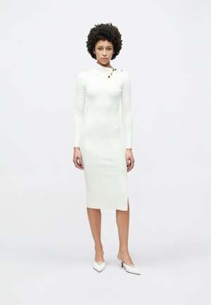 PRISCILLA CABLE - Svetríkové šaty - dove white