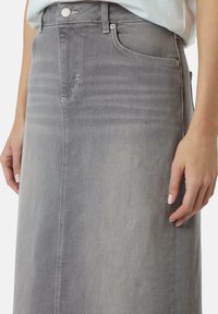 Jupe en denim gris à coupe droite, dotée d'un design à cinq poches, d'une légère décoloration et de coutures tonales. Fermeture à bouton et à zip à la taille.