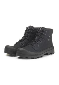 Zwarte wandelschoenen met een waterproof ontwerp, een geribbelde rubberen zool en metalen veterogen. Voorzien van logo-accenten en een gewatteerde schacht voor ondersteuning.