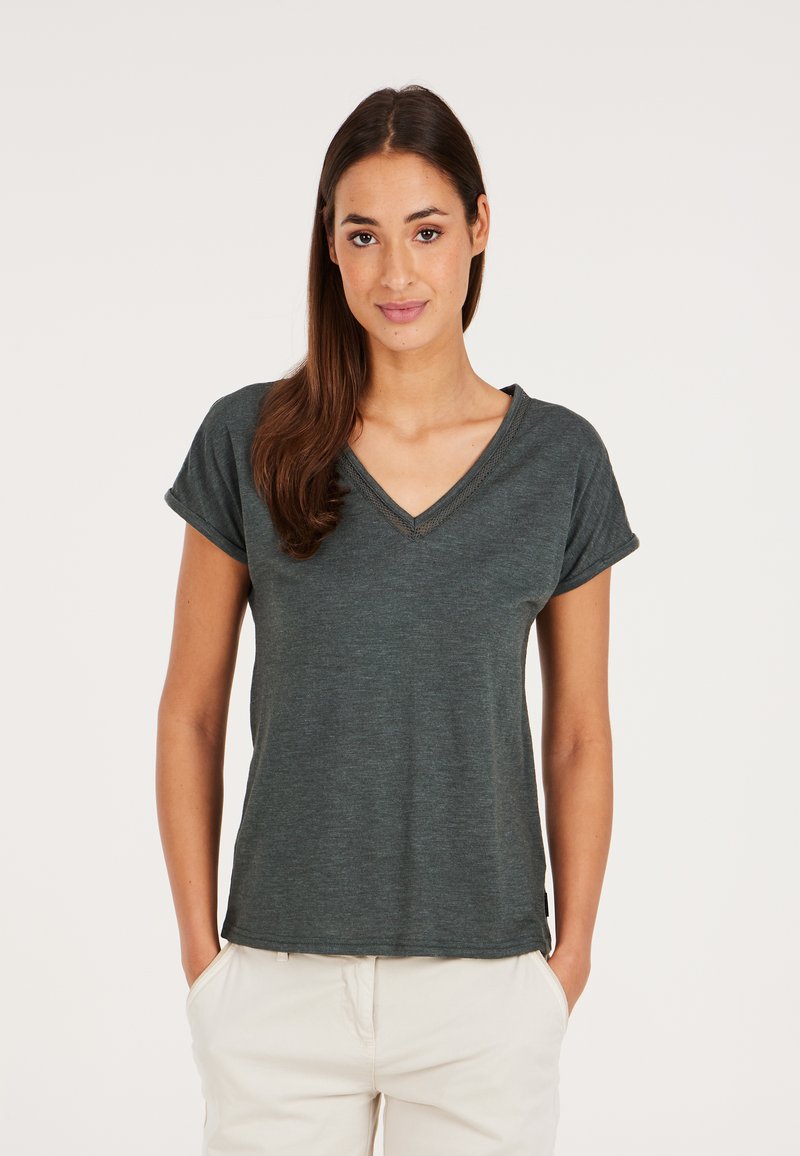 T-shirt verde scuro a maniche corte realizzato in tessuto leggero con scollo a V e vestibilità rilassata. Presenta maniche arrotolate e orlo rettilineo.