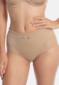 Brief beige a vita alta con texture liscia, cuciture decorative e un piccolo accento dorato in vita. Design senza cuciture per il massimo comfort.