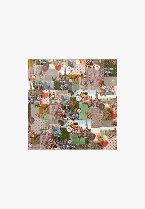 Multicolore patchworkstof met bloem- en landschapsafbeeldingen, stippen, paisley-patronen en geruite patronen op een gestructureerde achtergrond.