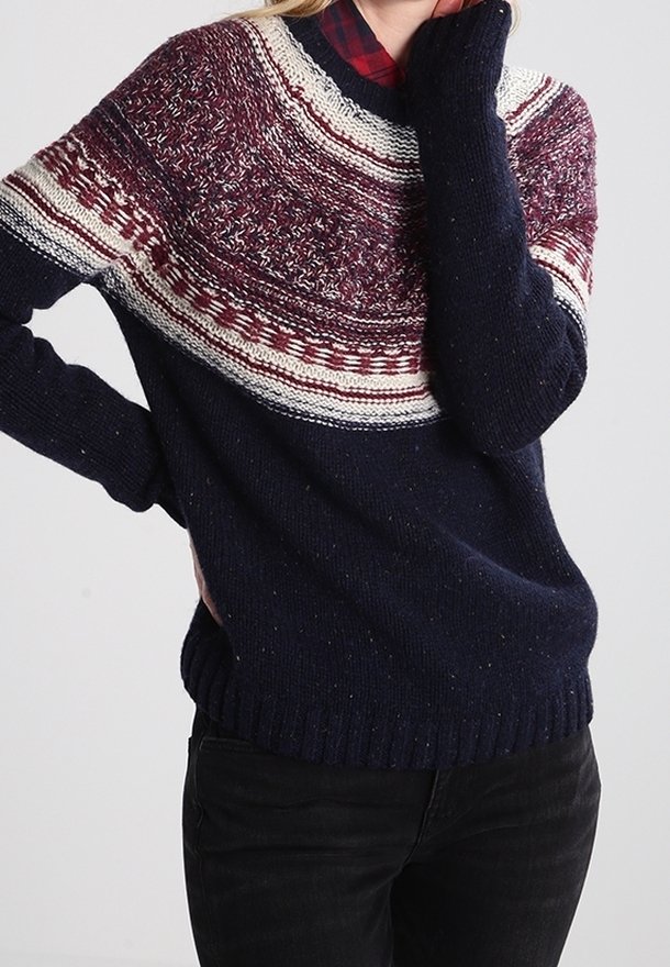 Dunkelblauer Pullover mit einem strukturierten, gemusterten Einsatz in Burgunderrot und Creme, Rundhalsausschnitt und gerippten Bündchen und Saum.