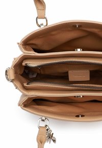 Šviesiai smėlio spalvos odinė rankinė su keliais skyreliais, kišenėmis su užtrauktukais ir lygiu vidumi; turi sidabro spalvos detalės ir nuimamą dirželį.