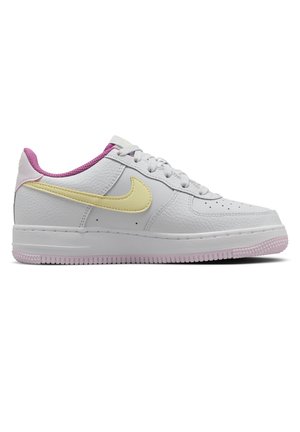 Sneakersy Nike Air Force 1 wykonane są z białej skóry o teksturowanym wykończeniu, z żółtym logo Swoosh, różowymi akcentami na pięcie i języku oraz różową gumową podeszwą.
