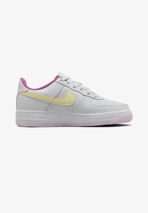 Sneakersy Nike Air Force 1 wykonane są z białej skóry o teksturowanym wykończeniu, z żółtym logo Swoosh, różowymi akcentami na pięcie i języku oraz różową gumową podeszwą.