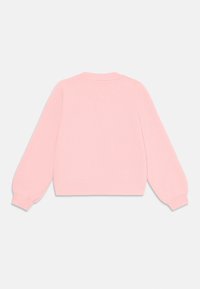 Ροζ πλεκτό πουλόβερ με μακριά, σφαιρικά μανίκια και στρογγυλή λαιμόκοψη. Υφασμάτινη υφή με ριμπ μανσέτες και στρίφωμα. Εμφανίζεται η πίσω πλευρά.