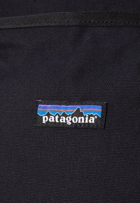 Patagonia FIELDSMITH ROLL TOP PACK UNISEX - Dnevni ruksak - black