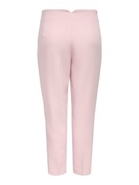 Gaiši rozā pielāgotas bikses ar šauru piegriezumu, aizmugurējām šuvēm un taisnām saīsinātām kājsaitēm uz balta fona.