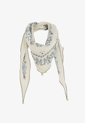 Pañuelo triangular color crema con motivos florales azules y rojos, bordes negros cosidos y pequeños charms de corazones dorados en cada punta.