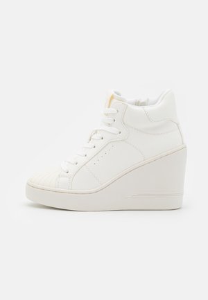 Witte high-top sneaker met sleehak, veters aan de voorkant, gewatteerde kraag en gestikte details op glad leren bovenwerk.