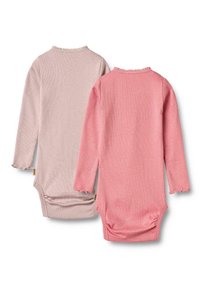 Twee longsleeve bodysuits van zachte stof; de ene pastelroze, de andere lichtbeige, met gegolfde randen en geplooide details aan de onderkant.