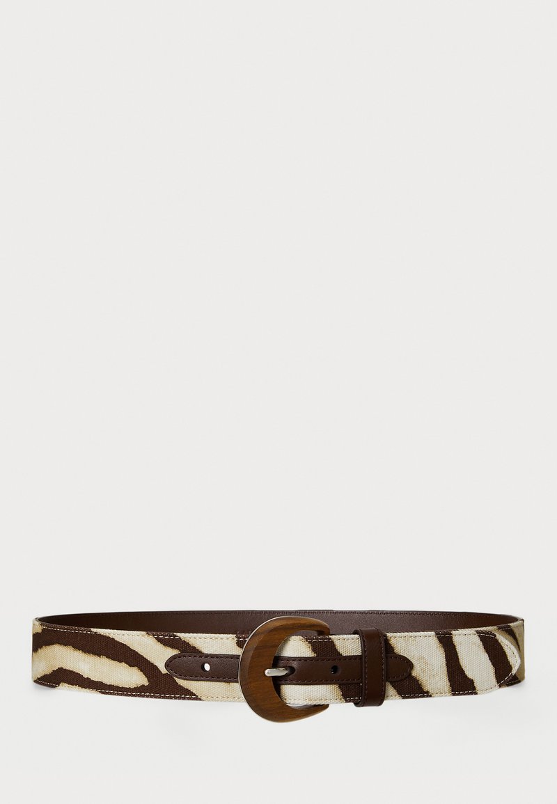 Ceinture en toile avec un imprimé zèbre beige et marron, dotée d'une boucle en bois arrondie et d'accents en cuir marron. Longueur ajustable.