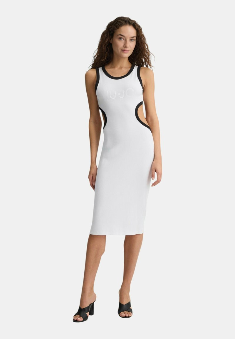 Abito a tank bianco a costine con dettagli neri e tagli, con scollatura rotonda e lunghezza fino al polpaccio. Logo visibile sul davanti.