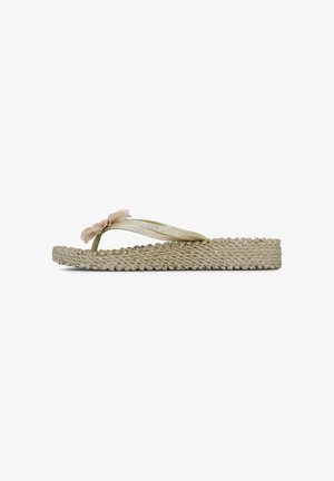 Flip-Flop-Sandale mit gewebter dicker Sohle, metallisch goldenen Riemen und einer dekorativen hellrosa Stoffblume am Riemen.