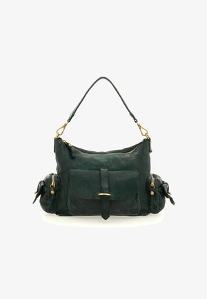 Borsa a tracolla in pelle verde con finitura testurizzata, dettagli in metallo dorato, multiple tasche con cerniera e un singolo cinturino per la spalla.