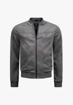 Grijze suède bomberjack met geribbelde boorden aan mouwen en taille, ritssluiting aan de voorkant en minimalistische naadtoelichting over de borst.