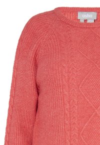 Koralle gestrickter Pullover mit Rundhalsausschnitt, versehen mit strukturierten Zopfmustern und einer sanften Oberfläche. Etikett lautet "usha", Größe S.