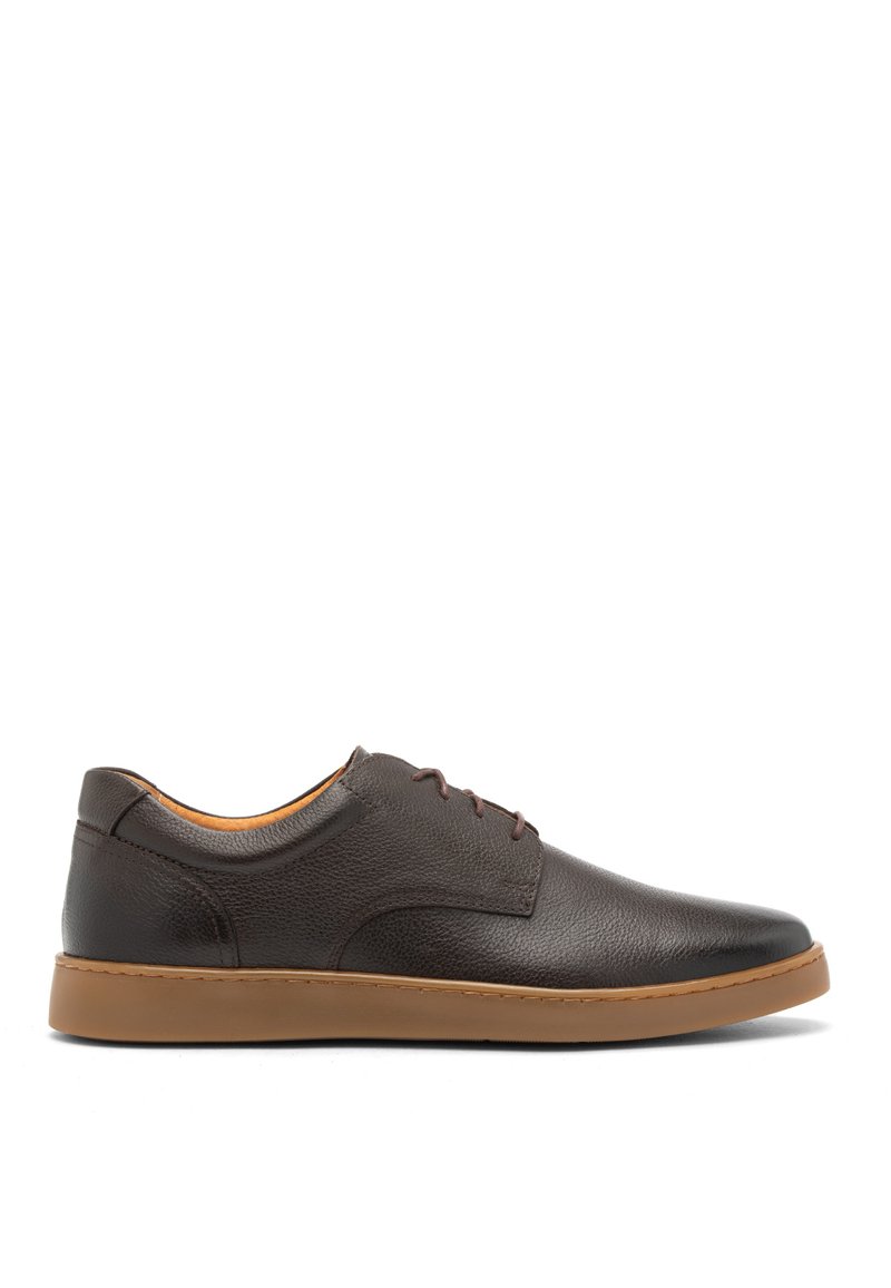 Scarpe in pelle marrone con lacci, dalla finitura texturizzata, punta rotonda e suola piatta in gomma beige. Presentano cuciture a contrasto e un design semplice.