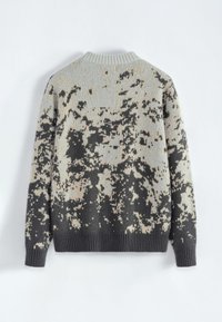 Pull en tricot avec un motif chiné gris et beige. Doté de poignets et d'un ourlet côtelés, avec un col rond.