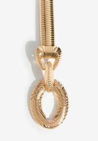 Guldtonet metal kædelforbindelse med ribbet tekstur og en oval vedhæftning med en udskåret midte og vinklet mønsterdetaljer.