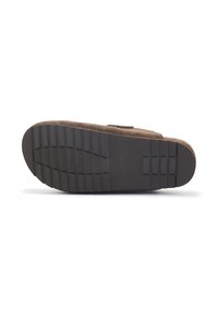Semelle de chaussure en daim marron avec un fond en caoutchouc texturé, présentant un motif rectangulaire et des rainures horizontales pour une traction optimale.