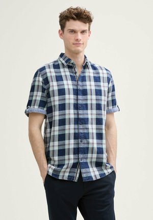 Kurzarm-Hemd aus kariertem Stoff in Blau, Weiß und Rot. Mit Button-Down-Kragen und hochgerollten Ärmeln. Baumwollmaterial mit weicher Textur.
