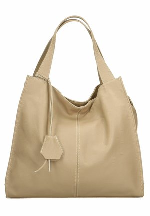 Beige leren tote bag met een slouchy ontwerp, voorzien van witte stiksels, een trekkoordsluiting met een accentlabel en stevige schouderbanden.
