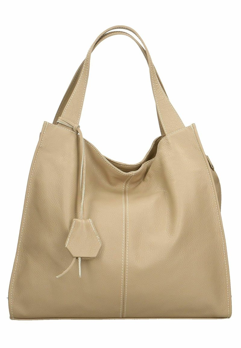 Beige leren tote bag met een slouchy ontwerp, voorzien van witte stiksels, een trekkoordsluiting met een accentlabel en stevige schouderbanden.