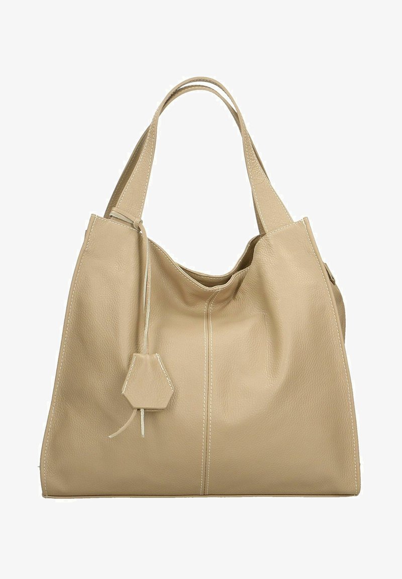 Bolso tote de cuero beige con un diseño flexible, que presenta costuras blancas, un cierre de cordón con una etiqueta de acento y asas de hombro resistentes.