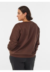 Active by Zizzi MIT FROTTEE-SCHRIFTZUG - Felpa - chicory c. playful