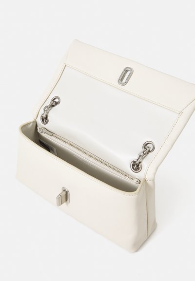 Borsa a tracolla in pelle bianca con pattina pieghevole, hardware in argento e tasca interna con zip. Texture liscia, forma strutturata, design minimalista.