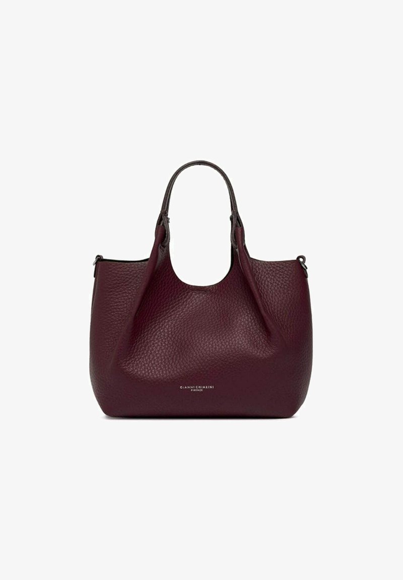 Borsa a mano in pelle bordeaux con finitura testurizzata, forma arrotondata e doppi manici. Caratterizzata da un logo minimale sulla parte anteriore.