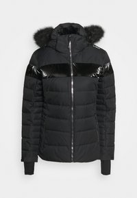 Schwarze Pufferjacke mit einem glänzenden schwarzen Streifen über der Brust, einer fellgefütterten Kapuze, einem Frontreißverschluss und Ärmeln, die über die Handgelenke reichen.