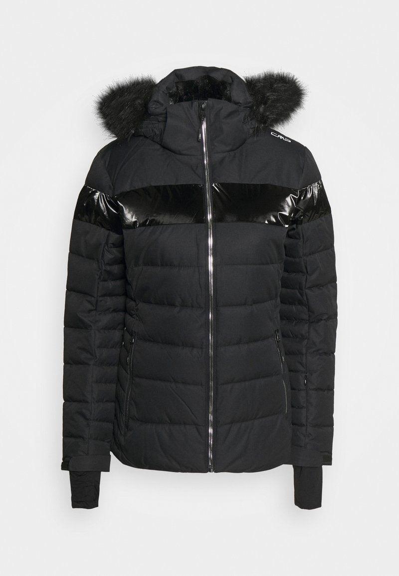 Schwarze Pufferjacke mit einem glänzenden schwarzen Streifen über der Brust, einer fellgefütterten Kapuze, einem Frontreißverschluss und Ärmeln, die über die Handgelenke reichen.