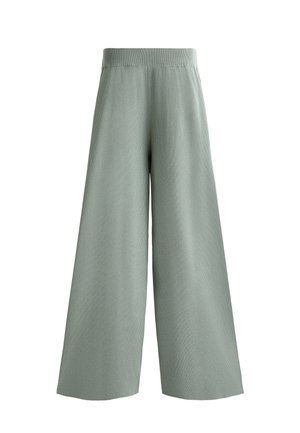 Bleekgroene, wijde broek met ribbeltextuur. Heeft een elastische tailleband en een vloeiende silhouet. Geen zichtbare sluitingen of zakken.