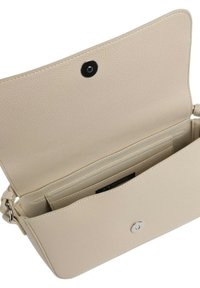 Borsa a tracolla beige con texture a granuli, chiusura con clic magnetico e tasche interne per carte. Progettata per una conservazione compatta e un facile accesso.