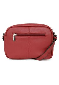 Borsa a tracolla rossa in pelle con tasca frontale con zip, texture liscia, forma rettangolare e tracolla regolabile.