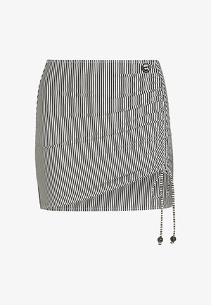 Fekete-fehér csíkos mini szoknya összegyűrt oldali részlettel, állítható kötőfával és díszes gyöngyökkel a zsinór végén.