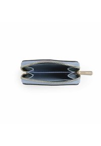 Lynlås pung i blødt lyseblåt materiale med guldtonet hardware, der har to rum og et slankt rektangulært design.