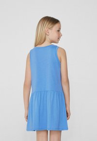 Robe sans manches bleu avec un corsage ajusté et une jupe évasée froncée. Fabriquée en tissu doux, elle présente un col rond et une texture lisse.