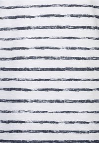 Balts audums ar tumši ziliem horizontāliem svītrām dažādos platumos, ar teksturētu, otas triepiena rakstu uz virsmas.