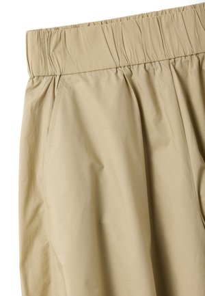 Pantalones beige con cintura elástica, bolsillos laterales y tejido liso y ligero.