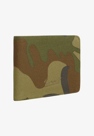 Novčanik u kamuflaži napravljen od teksturirane tkanine koja sadrži zelene, smeđe i bež uzorke. Uključuje reljefni logo na prednjoj strani.