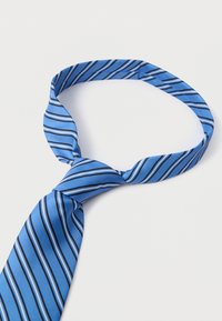 Corbata de seda azul con rayas diagonales en varios tonos de azul y negro. La corbata está anudada, mostrando su textura suave y brillo.