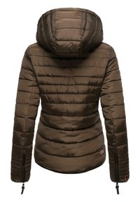 Veste brune matelassée avec capuche, présentant un design matelassé, des zips latéraux et une finition texturée. Comprend un écusson logo à la taille.
