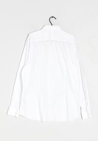 Witte lange mouwen shirt met een gestructureerde kraag, vlakke rug yoke, knoopmanchetten en een gladde, lichte stof. Hangt aan een zwarte haak.