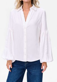 Witte blouse met knoopsluiting, kraag en ballonmouwen, gemaakt van gladde stof. Heeft een rechte zoom en subtiele knoopdetails.